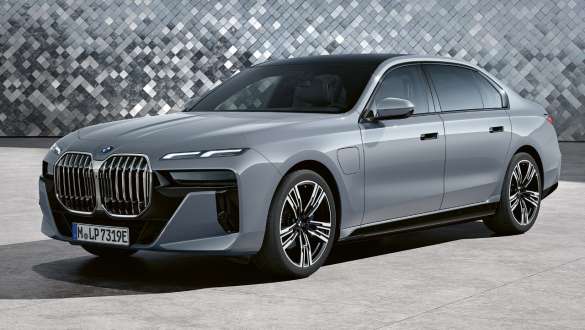 Side view BMW 7 Series Sedan G70 PHEV 750e xDrive Dravite Grey Metallic BMW 7 Series Sedan G70 PHEV 750e xDrive Dravite Grey Metallic side view