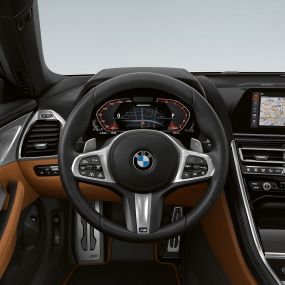 BMW M850i xDrive, M leather steering wheel with shift paddles and multifunction. BMW M850i xDrive, M leather steering wheel with shift paddles and multifunction.