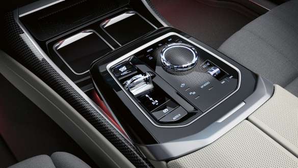 Executive Drive Pro BMW M760e xDrive Sedan G70 Centre console BMW M760e xDrive Sedan G70 close-up