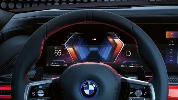 M Sport Boost BMW M760e xDrive Sedan G70 M steering wheel and BMW Curved Display BMW M760e xDrive Sedan G70 close-up