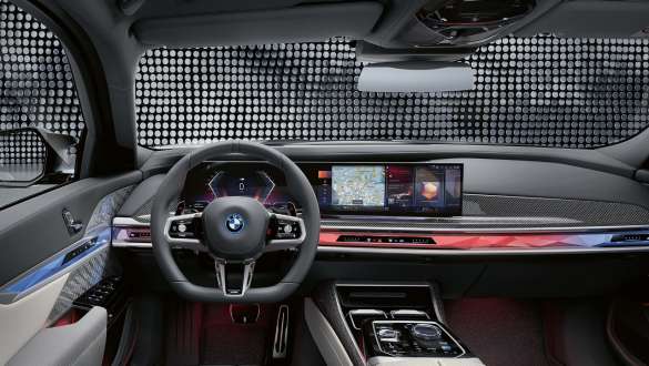 Cockpit BMW M760e xDrive Sedan G70 Cockpit with M steering wheel, BMW Curved Display and Interaction Bar BMW M760e xDrive Sedan G70