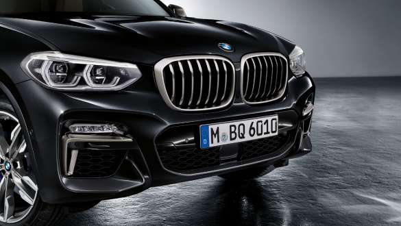 BMW X3 M40i and BMW X3 M40d, with M Aerodynamics package. BMW X3 M40i and BMW X3 M40d in Black Sapphire metallic, exterior, front with M Aerodynamics package.