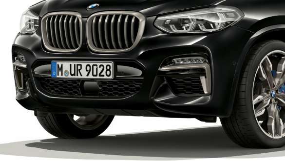 BMW X4 M40i and BMW X4 M40d, M Aerodynamics package BMW X4 M40i and BMW X4 M40d in Black Sapphire metallic, exterior, front with M Aerodynamics package.