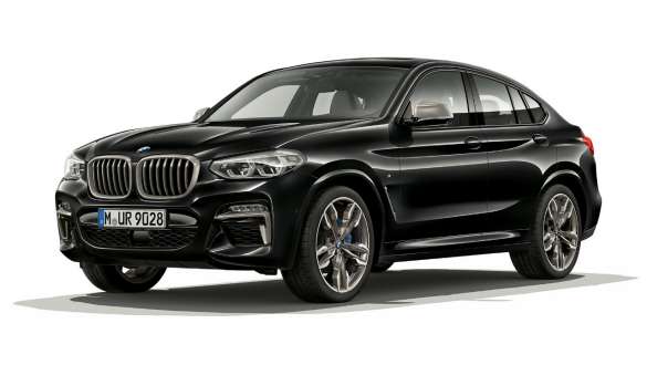 BMW X4 M40i and BMW X4 M40d, three-quarter front view, right side. BMW X4 M40i and BMW X4 M40d in Black Sapphire metallic, exterior, three-quarter front view, right side.