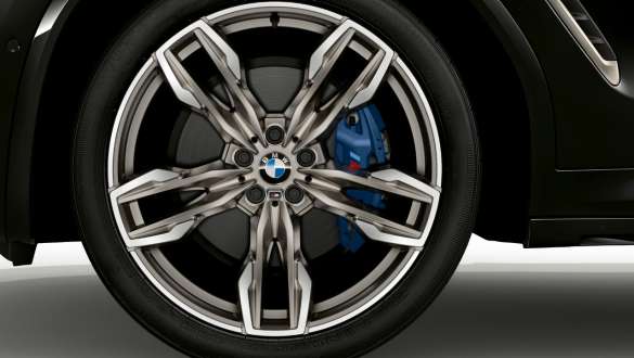 BMW X4 M40i and BMW X4 M40d, M Sport brake. BMW X4 M40i and BMW X4 M40d in Black Sapphire metallic, exterior, light alloy wheel with M Sport brake.