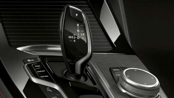 BMW X4 M40i and BMW X4 M40d, 8-speed Steptronic Sport transmission. BMW X4 M40i and BMW X4 M40d, interior, gear lever, 8-speed Steptronic Sport transmission.