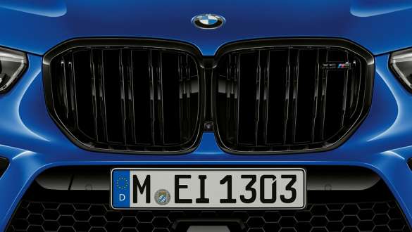 M specific kidney grille of the BMW X5 M Competition F95 M specific kidney grille BMW X5 M Competition F95 2020 SUV Marina Bay Blue metallic close-up