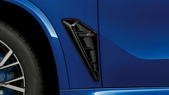 M side gills of the BMW X5 M Competition F95 M side gills BMW X5 M Competition F95 2020 SUV Marina Bay Blue metallic exterior