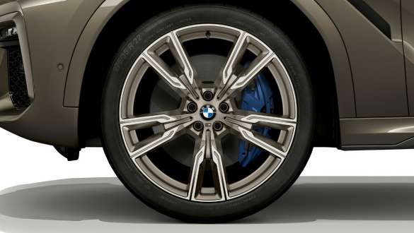 BMW X6 M50i with focus on light alloy wheel G06 BMW X6 M50i exterior light alloy wheel G06 2018 SUV