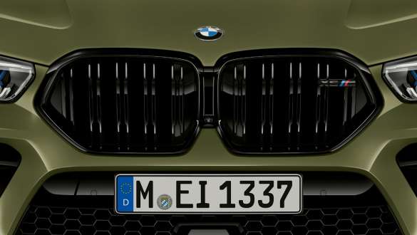 M specific kidney grille of the BMW X6 M Competition F96 M specific kidney grille BMW X6 M Competition F96 2020 SUV BMW Individual Special Paint Urban Green SUV exterior