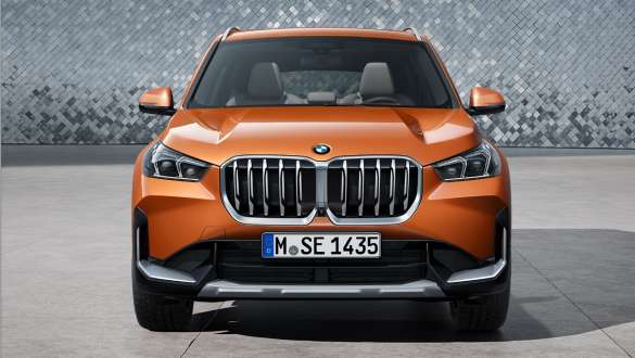 BMW X1 xDrive23i U11 ICE xLine front view Front view BMW X1 xDrive23i U11 ICE xLine Utah orange metallic