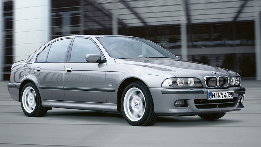BMW 5 Series Sedan (E39) three-quarter side view driving BMW 5 Series Sedan (E39) three-quarter side view driving