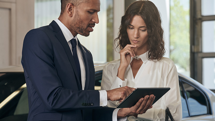 BMW Service employee helps customer BMW Service employee helps customer