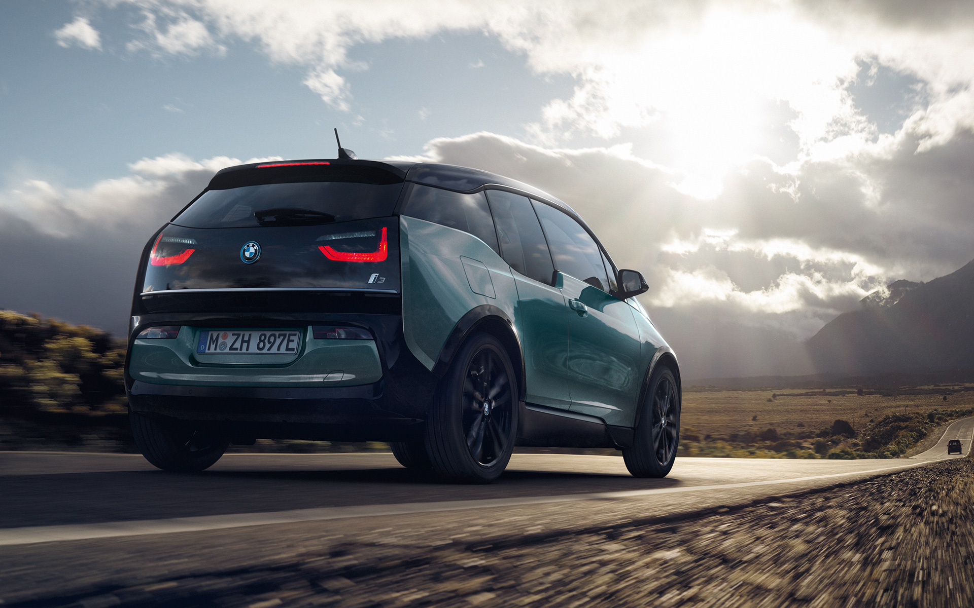 BMW i3 I01 2018 Blue Ridge Mountain with Frozen Grey metallic highlight three-quarter rear view driving on highway