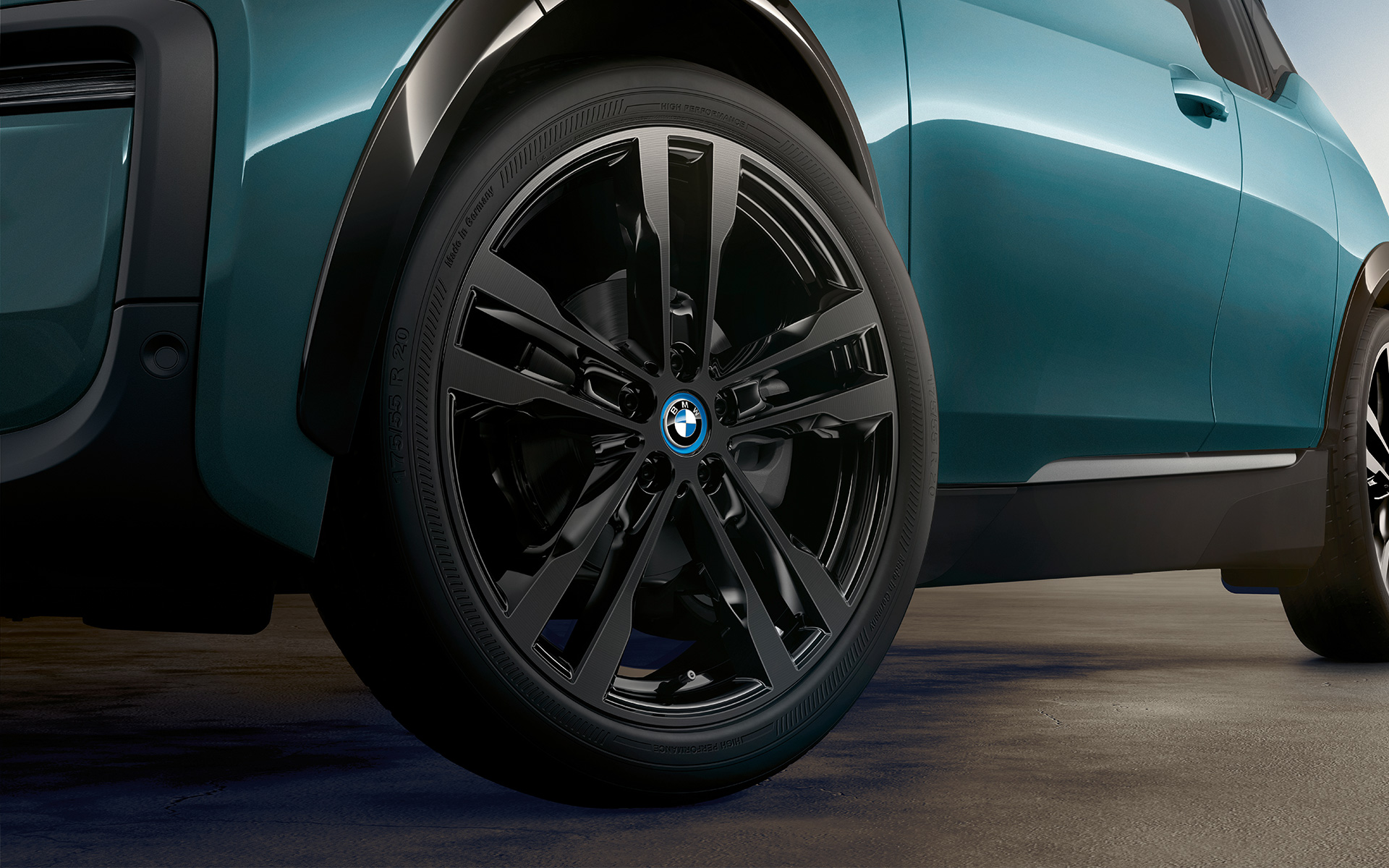 BMW i3 I01 2018 Blue Ridge Mountain with Frozen Grey metallic highlight close-up light alloy wheel