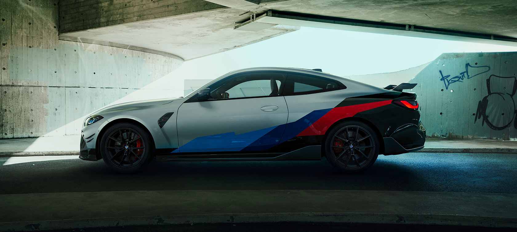 BMW M4 Coupé G82 2020 side view with BMW M Performance Parts 