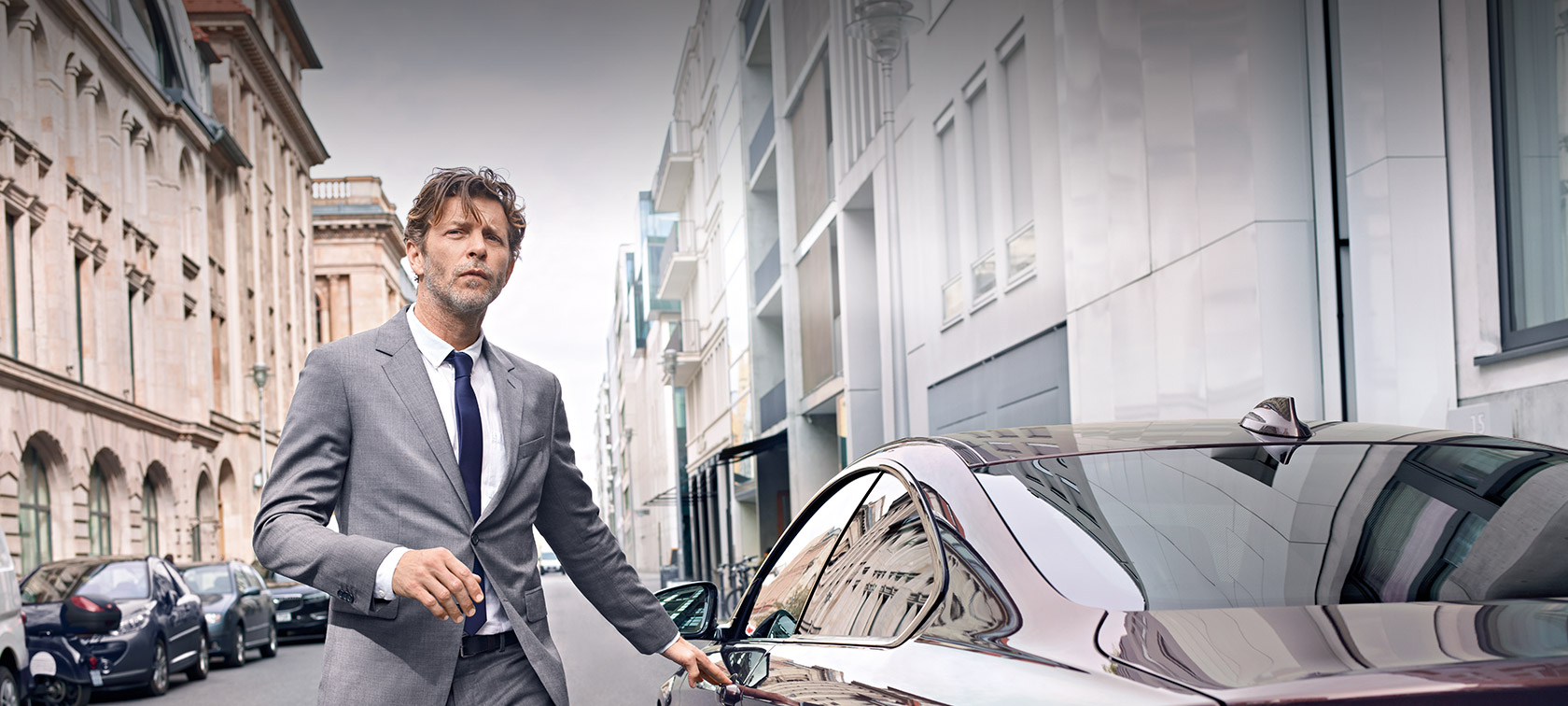 BMW Corporate Aftersales BMW Corporate Aftersales: Man enters his BMW