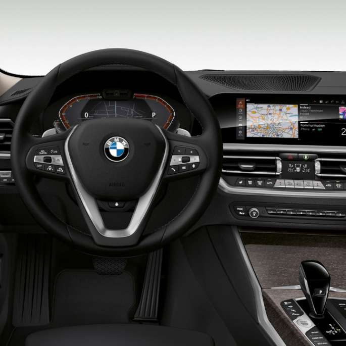 BMW 3 Series Sedan, Modell Luxury Line Cockpit Frontal close-up of the driver's cockpit of the BMW 3 Series Sedan with Model Luxury Line features.
