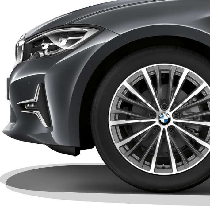 BMW 3 Series Sedan, Modell Luxury Line light alloy wheel Close-up of the light alloy wheel of the BMW 3 Series Sedan with Model Luxury Line equipment.