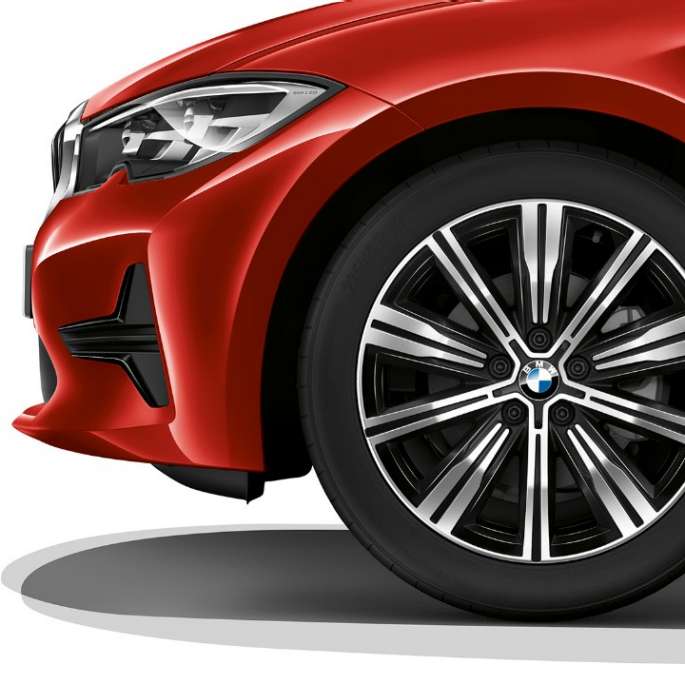 BMW 3 Series Sedan, Model Advantage light alloy wheel. Close-up of the light alloy wheel of the BMW 3 Series Sedan with model Advantage features.