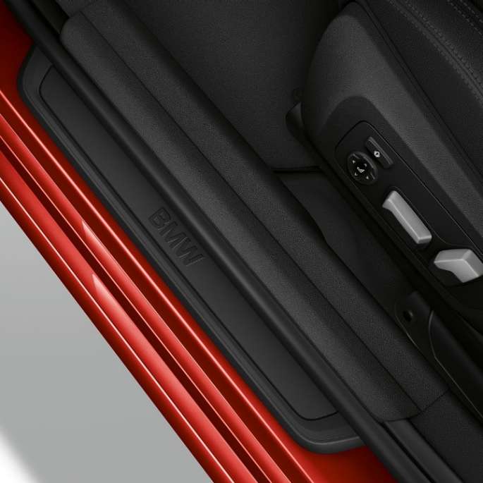 BMW 3 Series Sedan, Model Advantage entry sill. Top view of the door sill of the BMW 3 Series Sedan with model Advantage features.